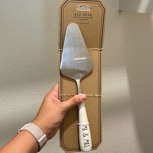 Rae Dunn Wedding Cake Server